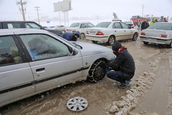 تنها با استفاده از زنجیرچرخ از جاده‌های کوهستانی خراسان رضوی عبور کنید
